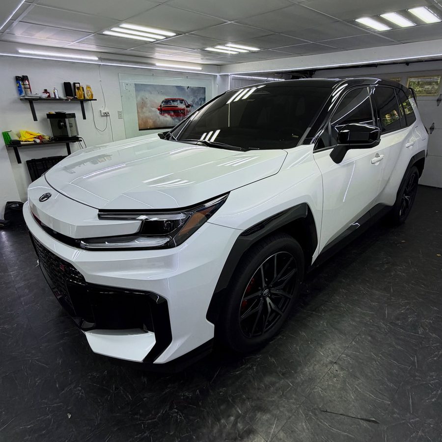 Toyota RAV4 blanca con tintes en el taller